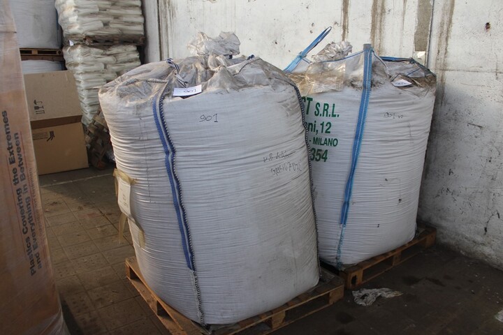 2000 kg of Plastic Material VB - 22 Color Transparent