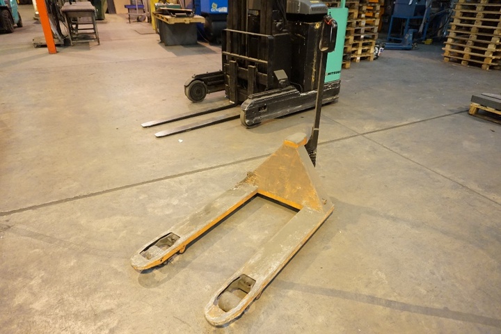 (3) x Manual Hydraulic Pallet Trucks