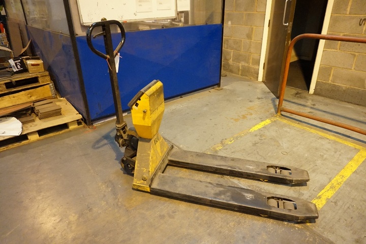 Un-named Manual Hydraulic Pallet Truck with Integral Digital Scale