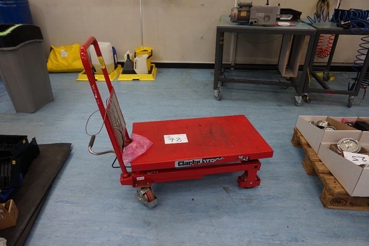 Clarke Strong Arm Hydraulic Tool Lift