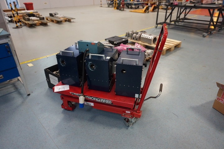 Clarke Strong Arm Hydraulic Tool Lift