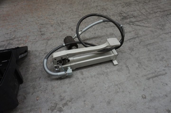 Foot Operated Hydraulic Hole Puncher
