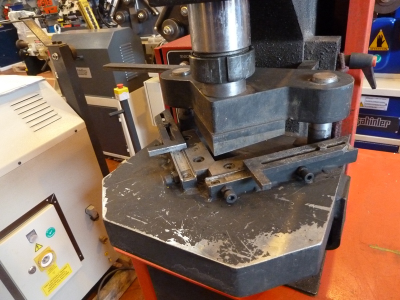 Nargesa MX340G Universal Hydraulic Punching & Notching Machine