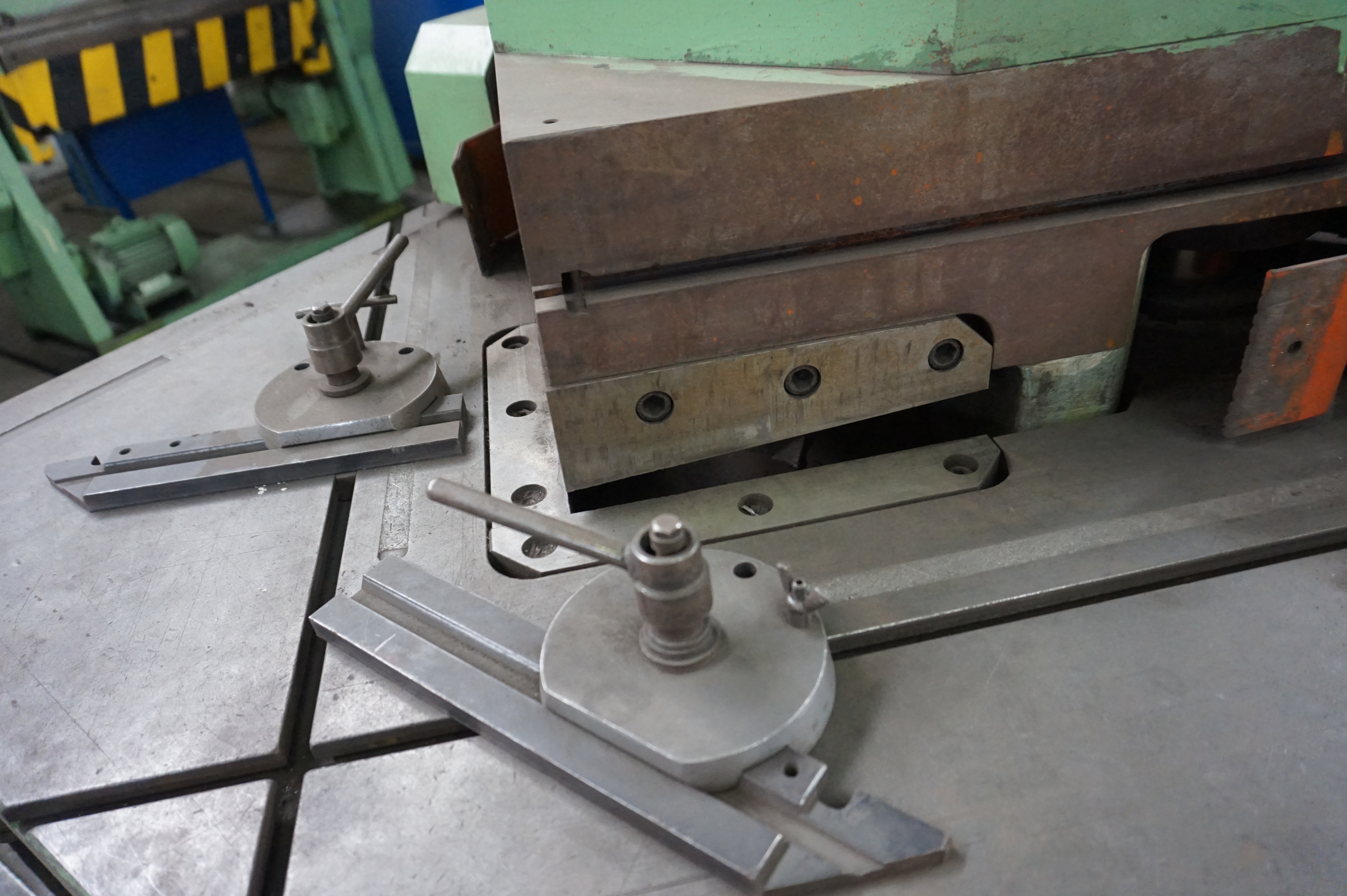 Swisstool KU450 Corner Knotcher/Punch