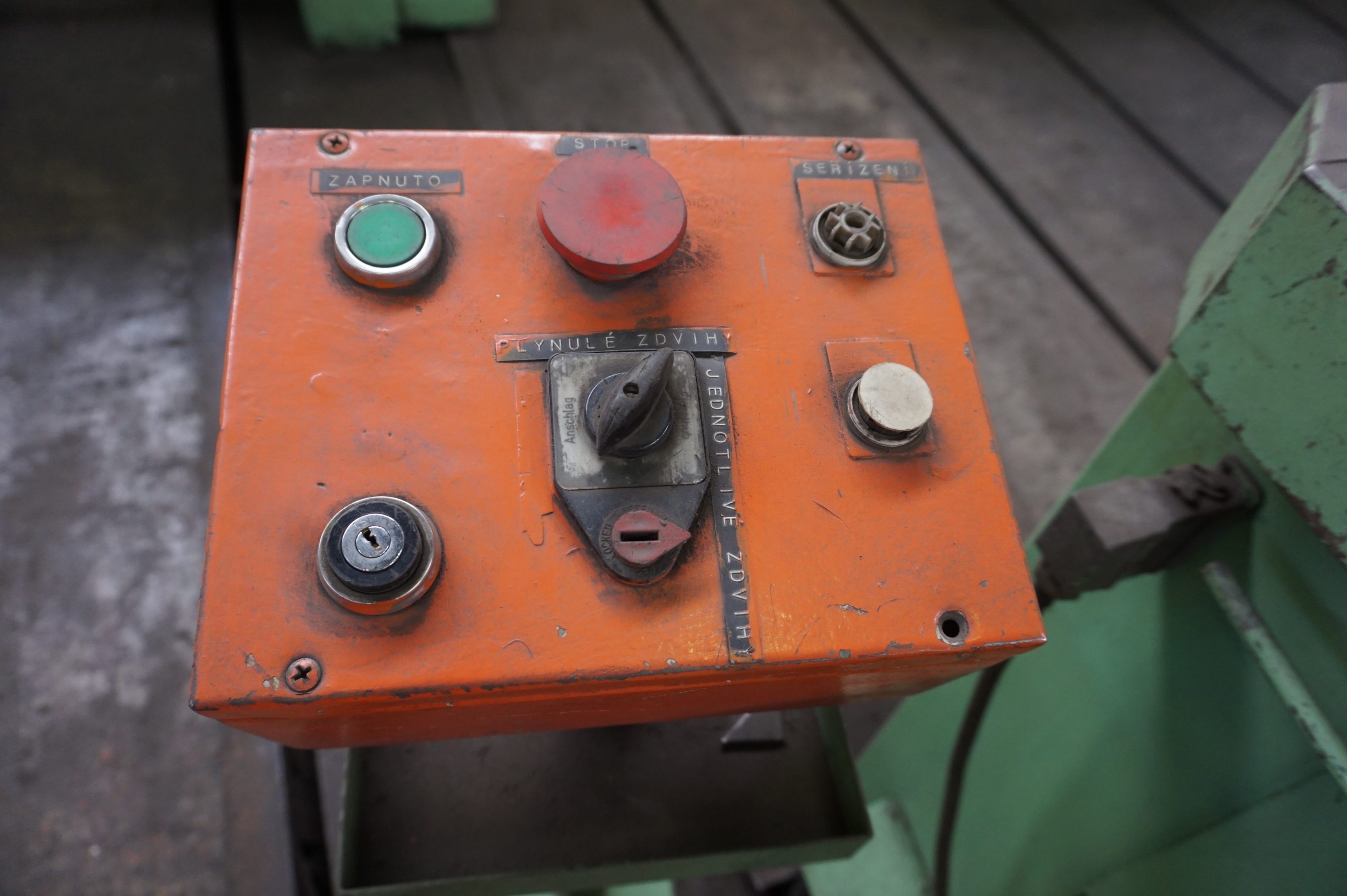 Swisstool KU450 Corner Knotcher/Punch