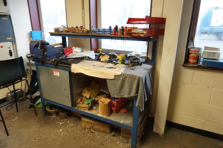 (4) Workbenches