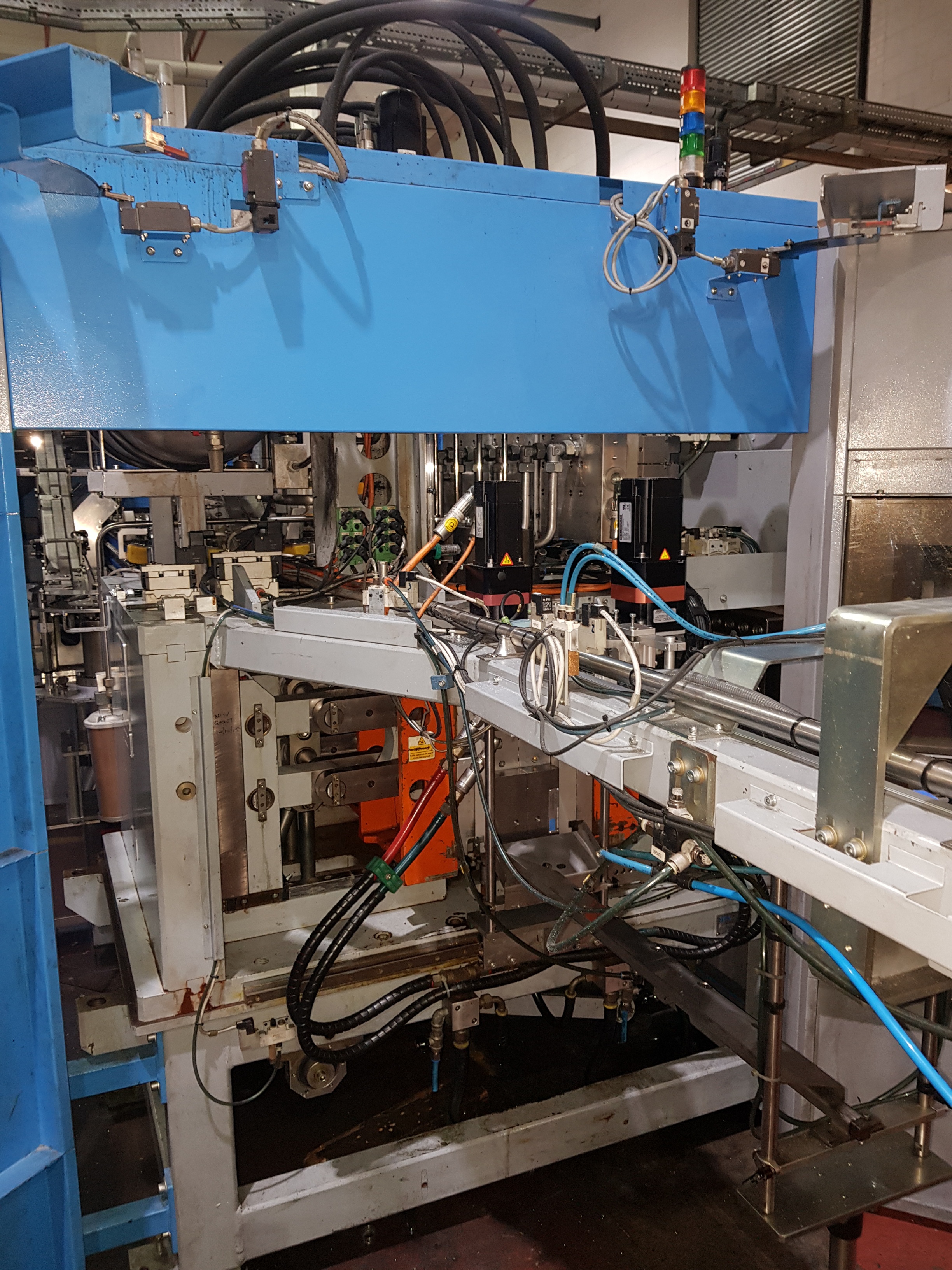 SIPA SFL6 Linear Stretch Blow Moulder