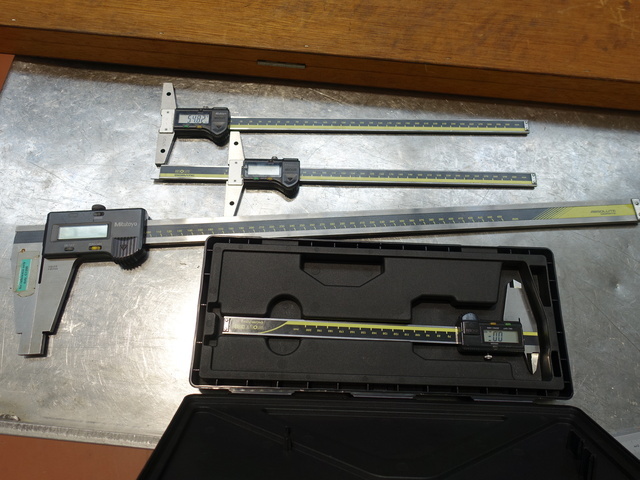 Digital and vernier calipers and depth gauges