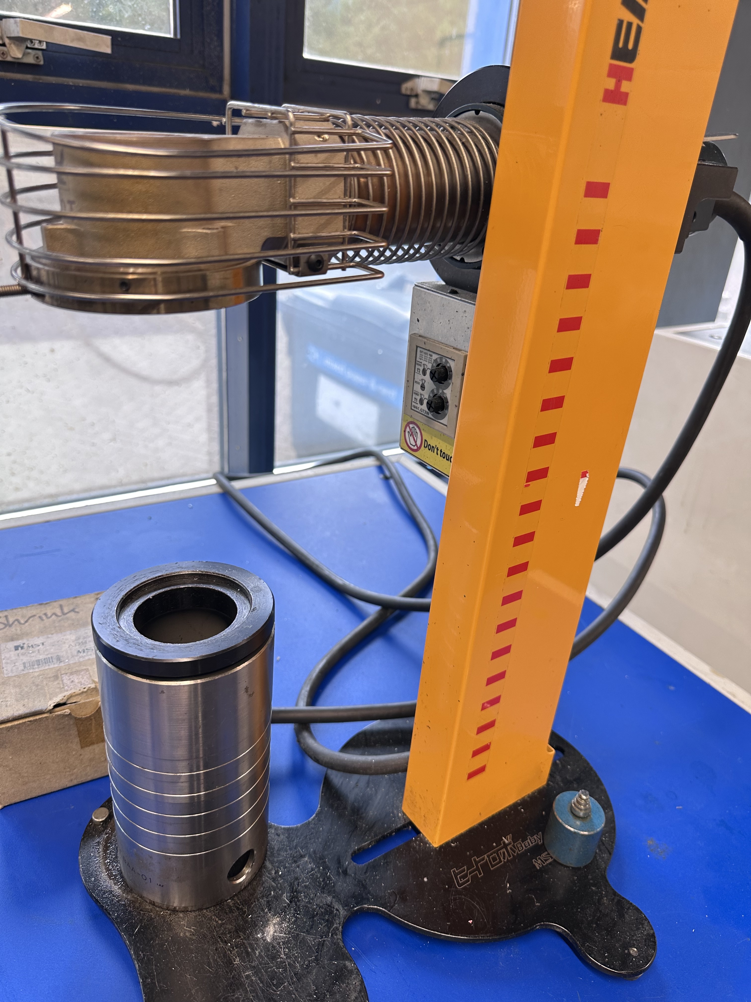 Heat Robo Shrink Fit Tool Heater on Stand