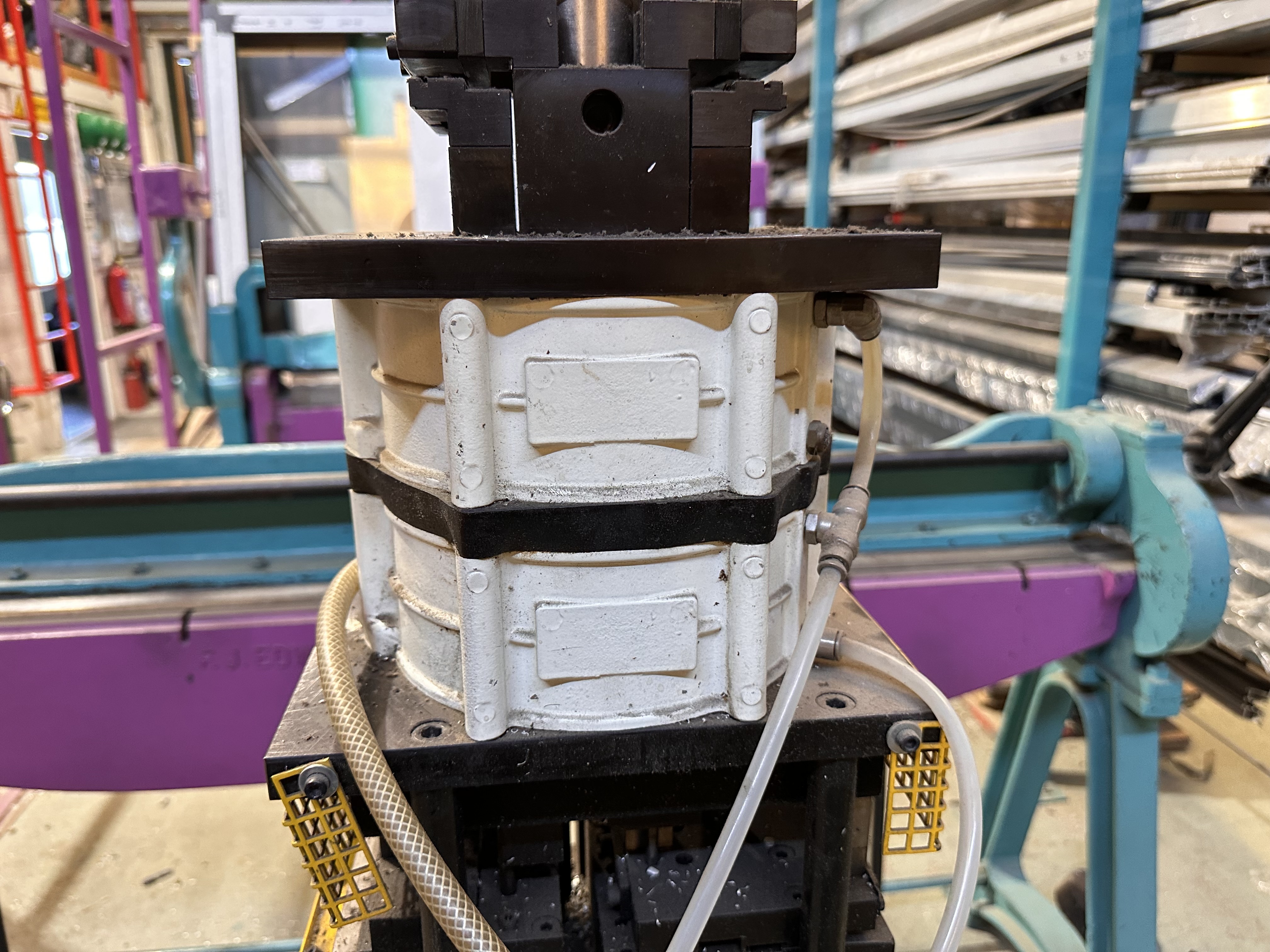 Reynaers Extrusion Clipping Press