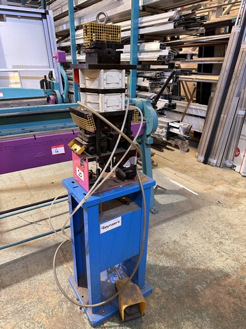 Reynaers Extrusion Clipping Press