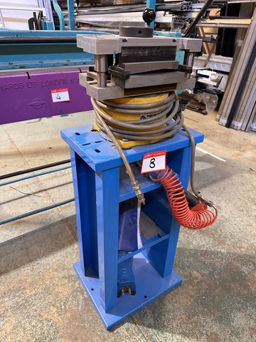 Reynaers Extrusion Clipping Press