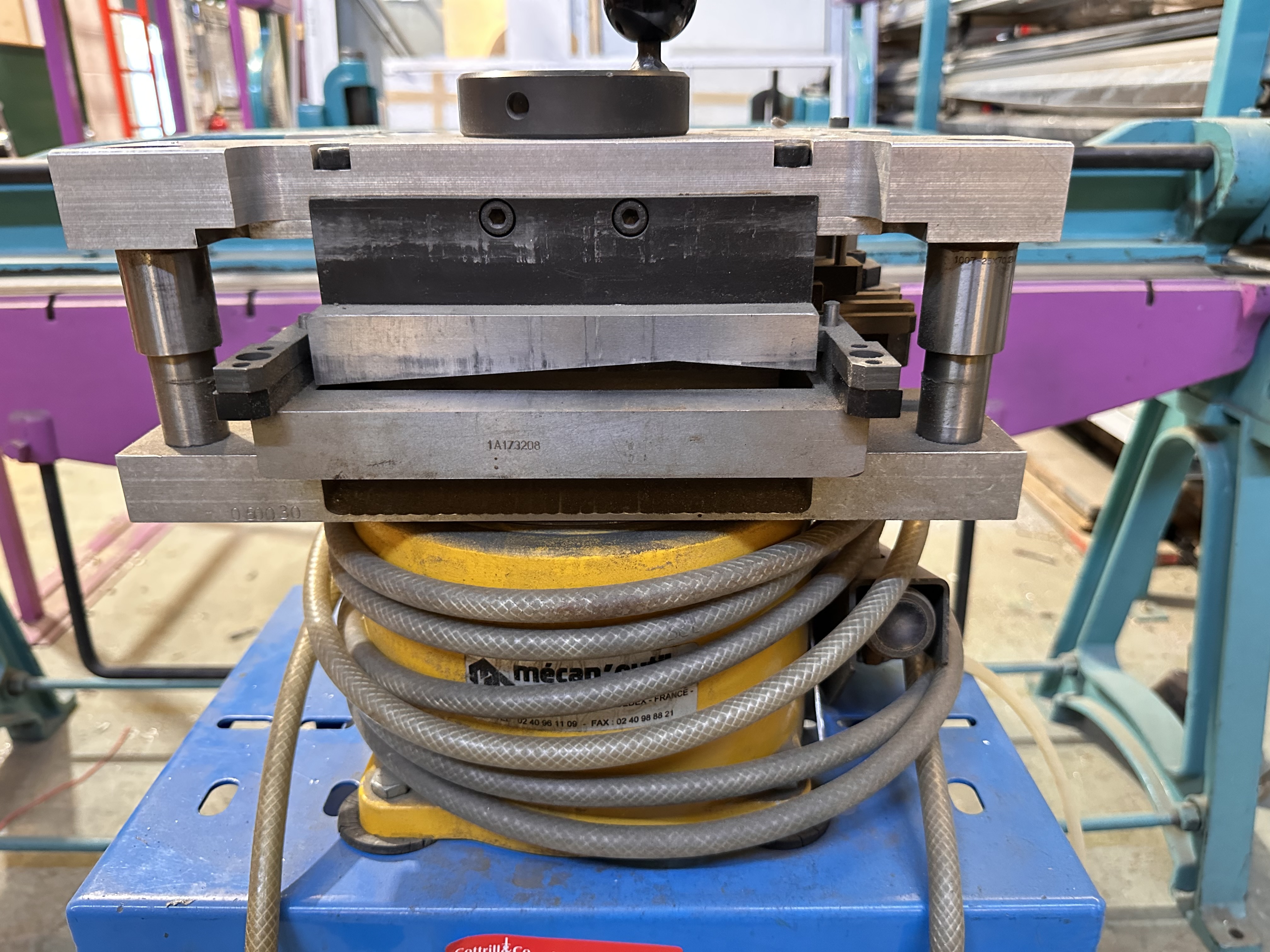 Reynaers Extrusion Clipping Press