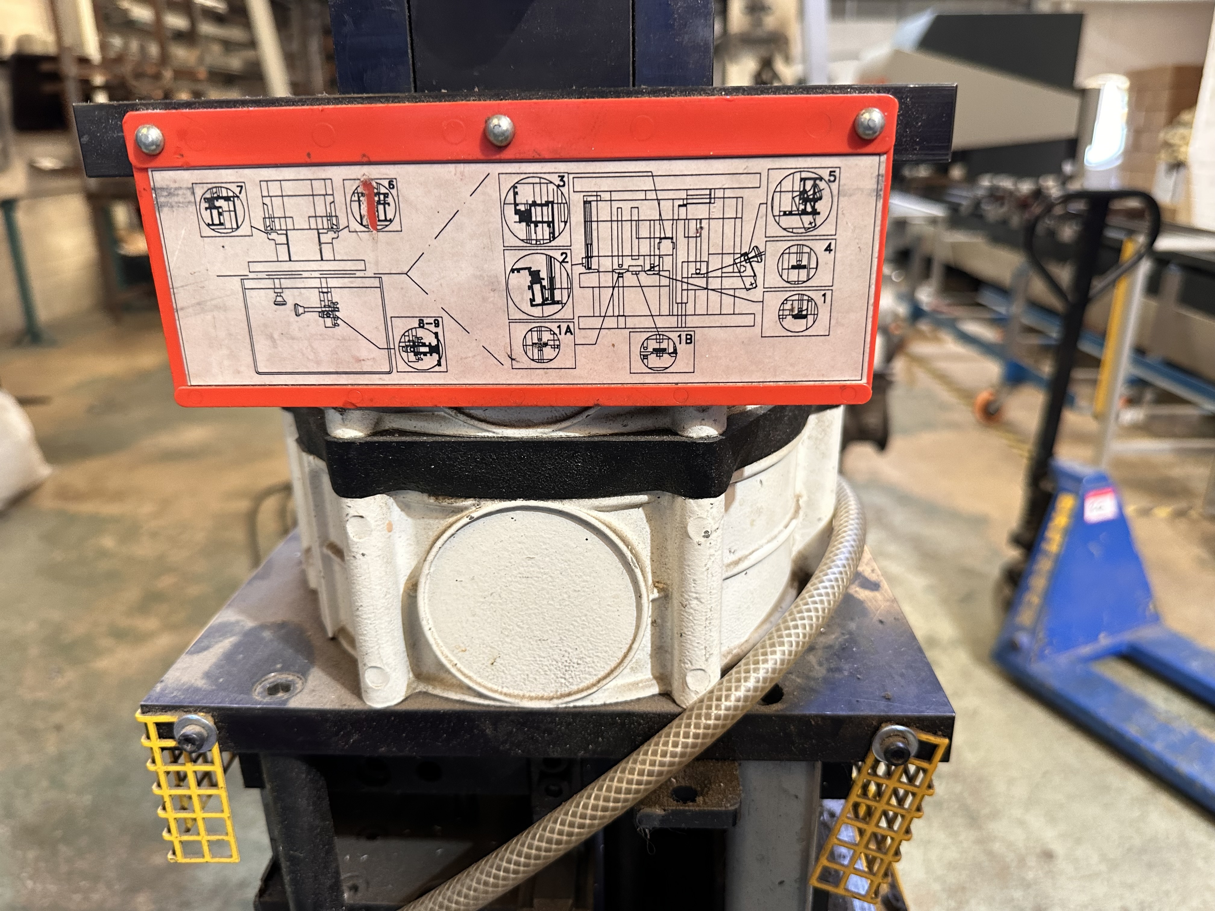 Reynaers Extrusion Clipping Press