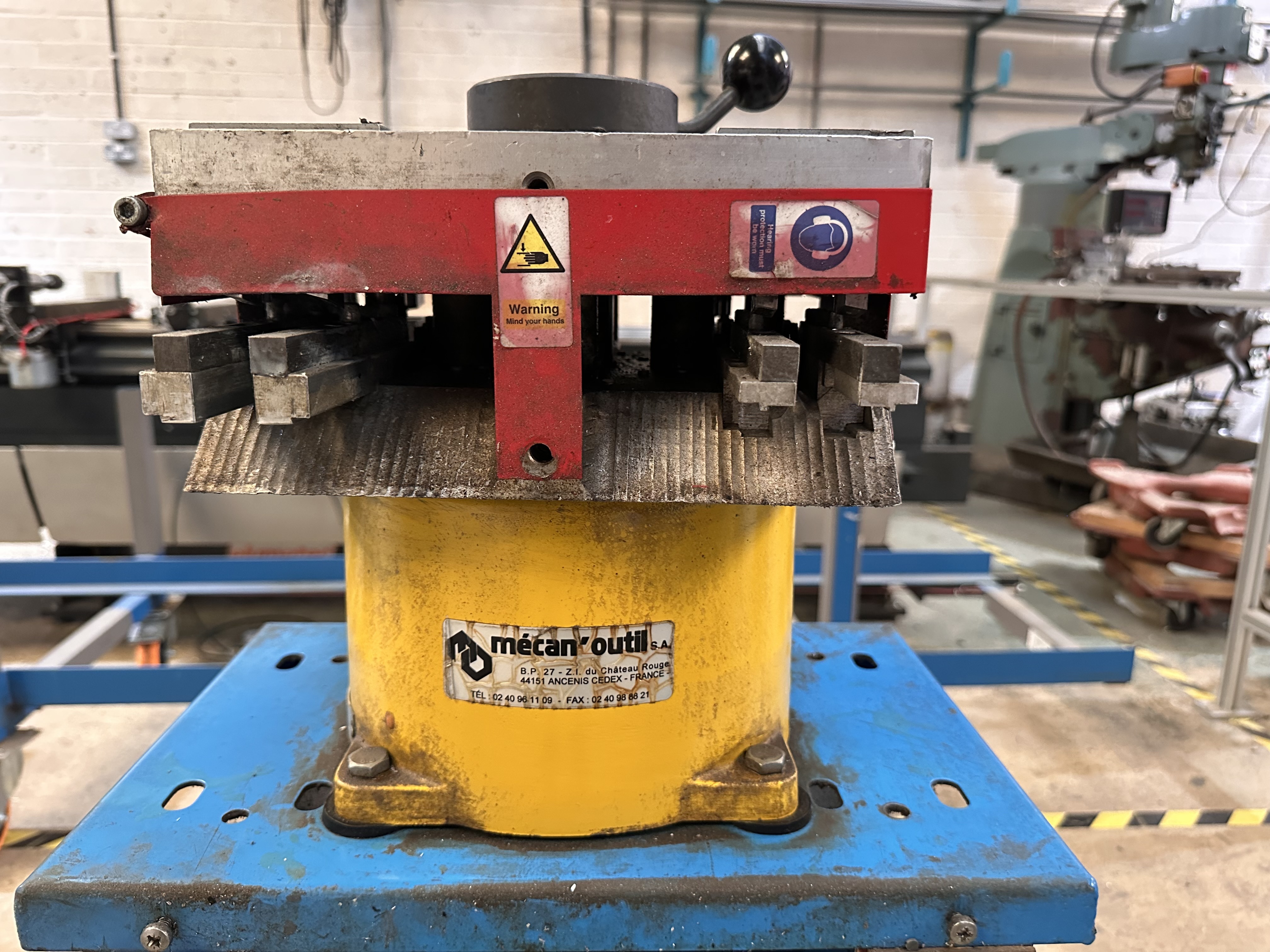 Reynaers Extrusion Clipping Press