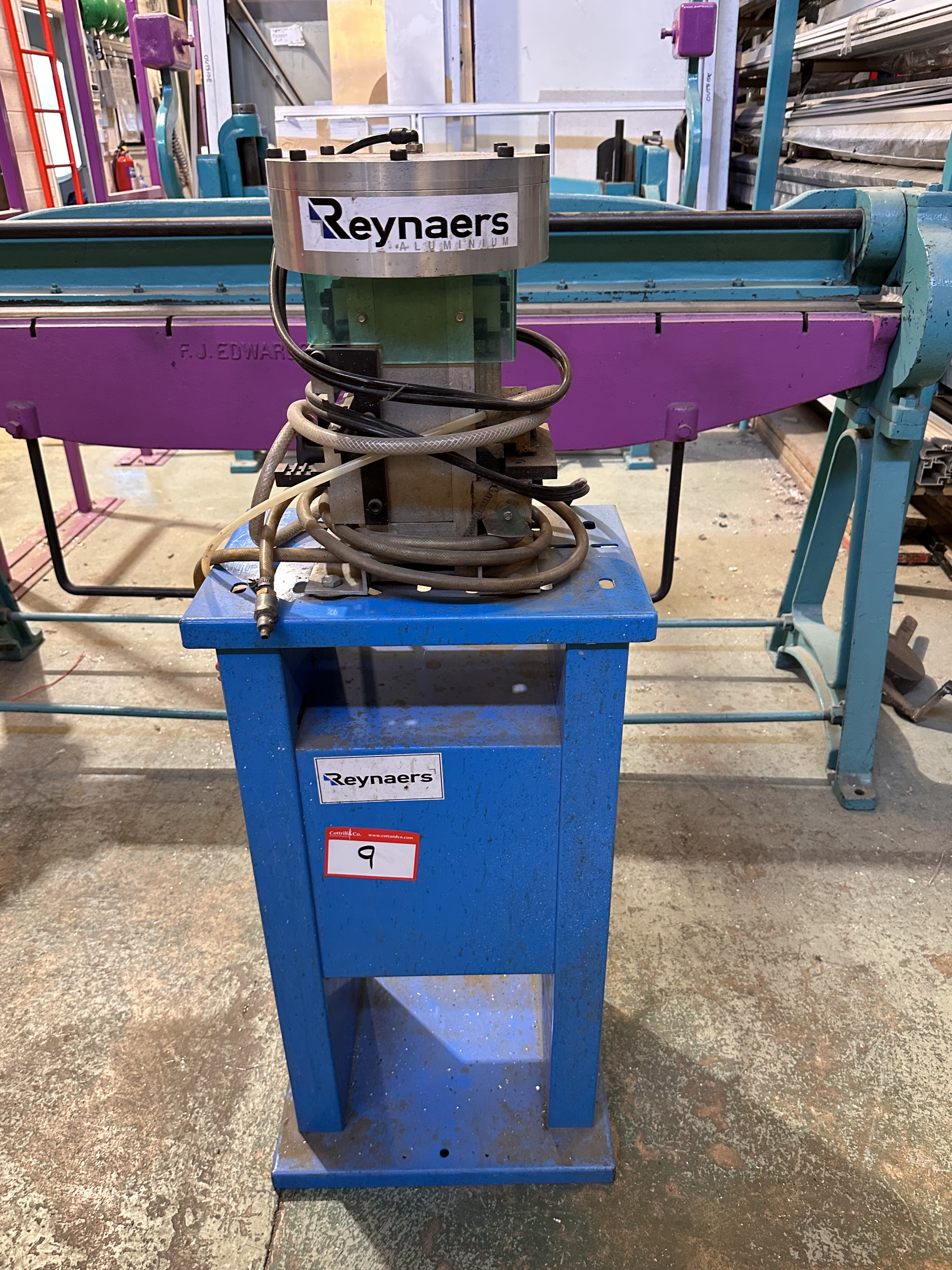 Reynaers Extrusion Clipping Press
