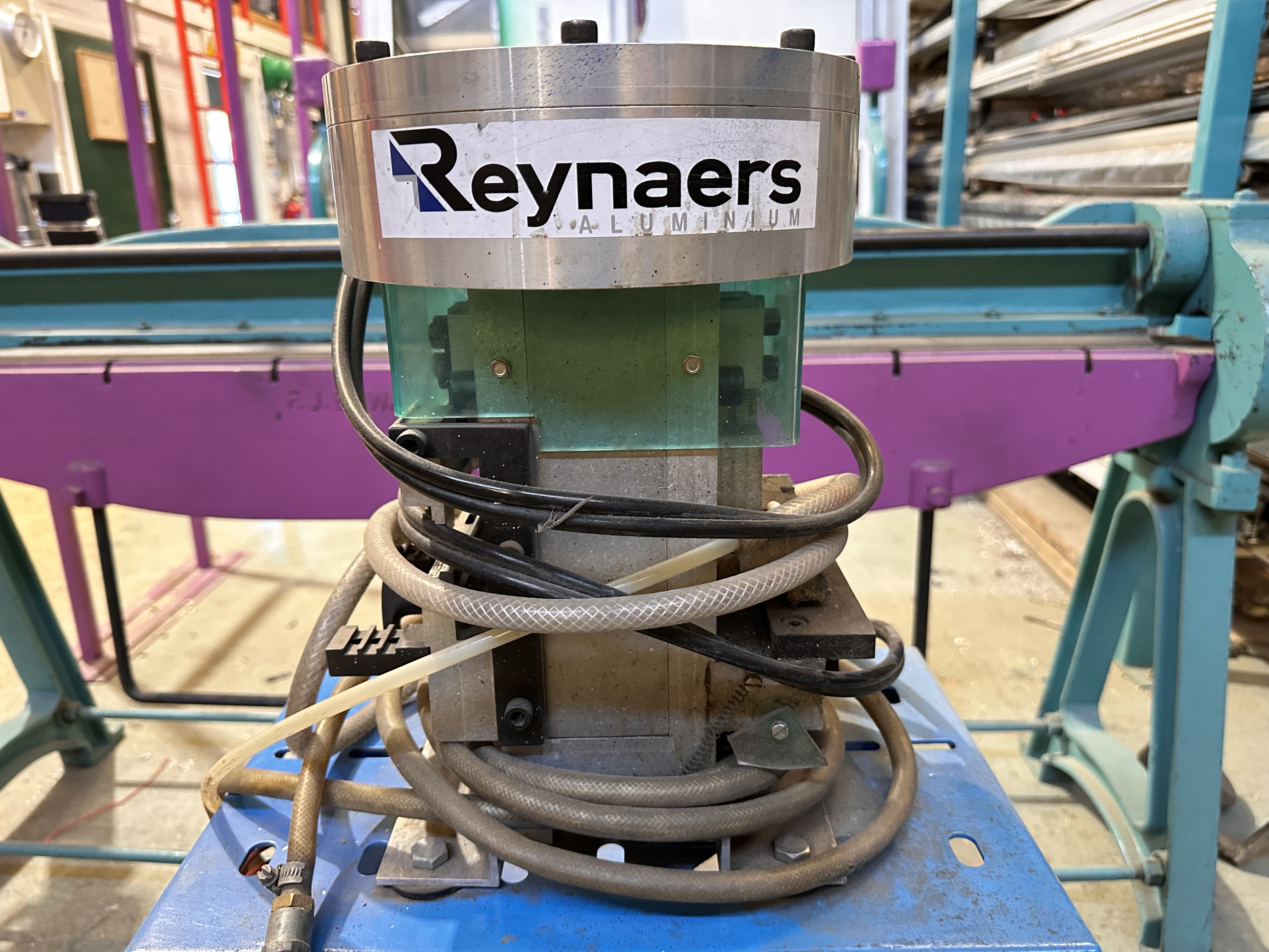 Reynaers Extrusion Clipping Press
