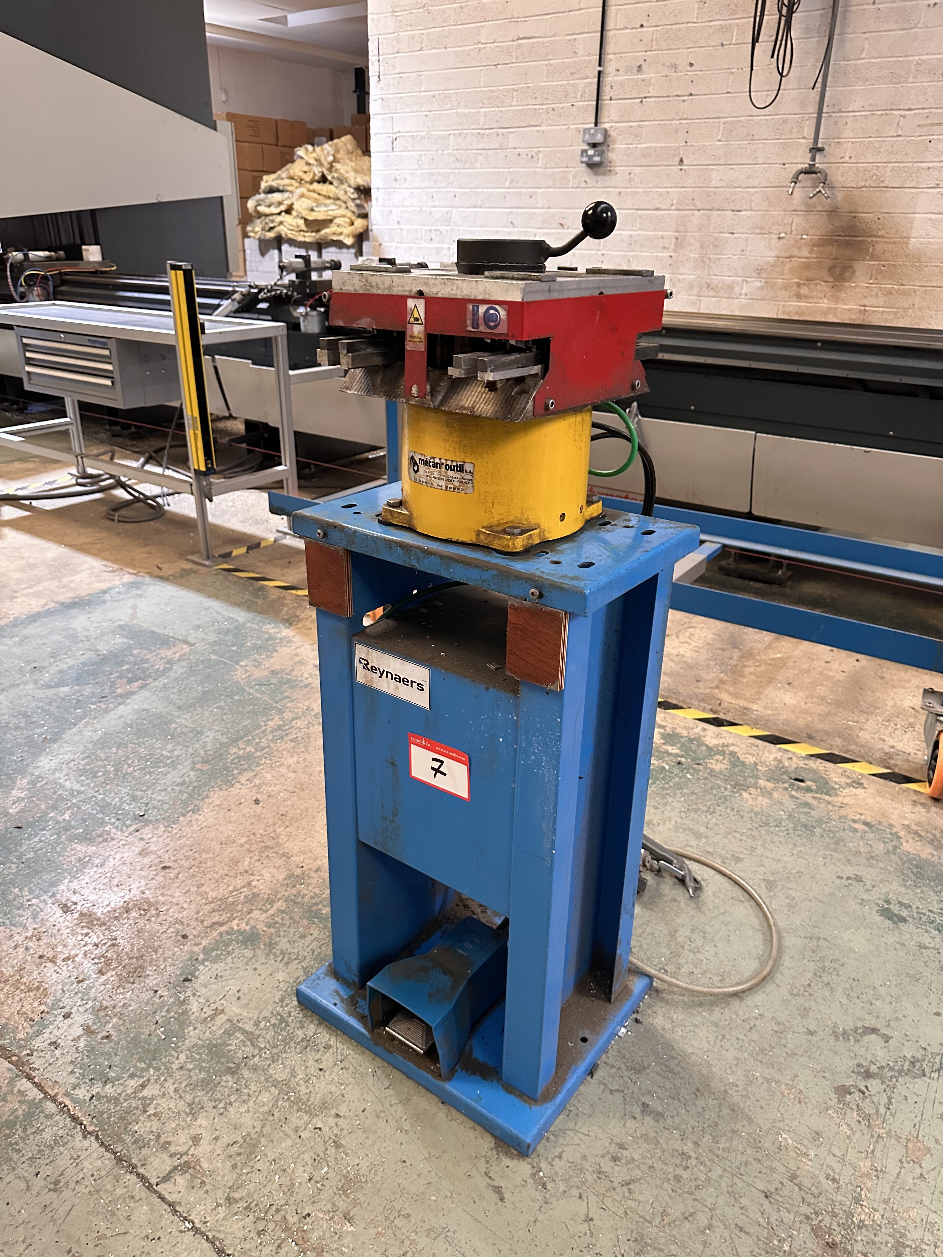 Reynaers Extrusion Clipping Press