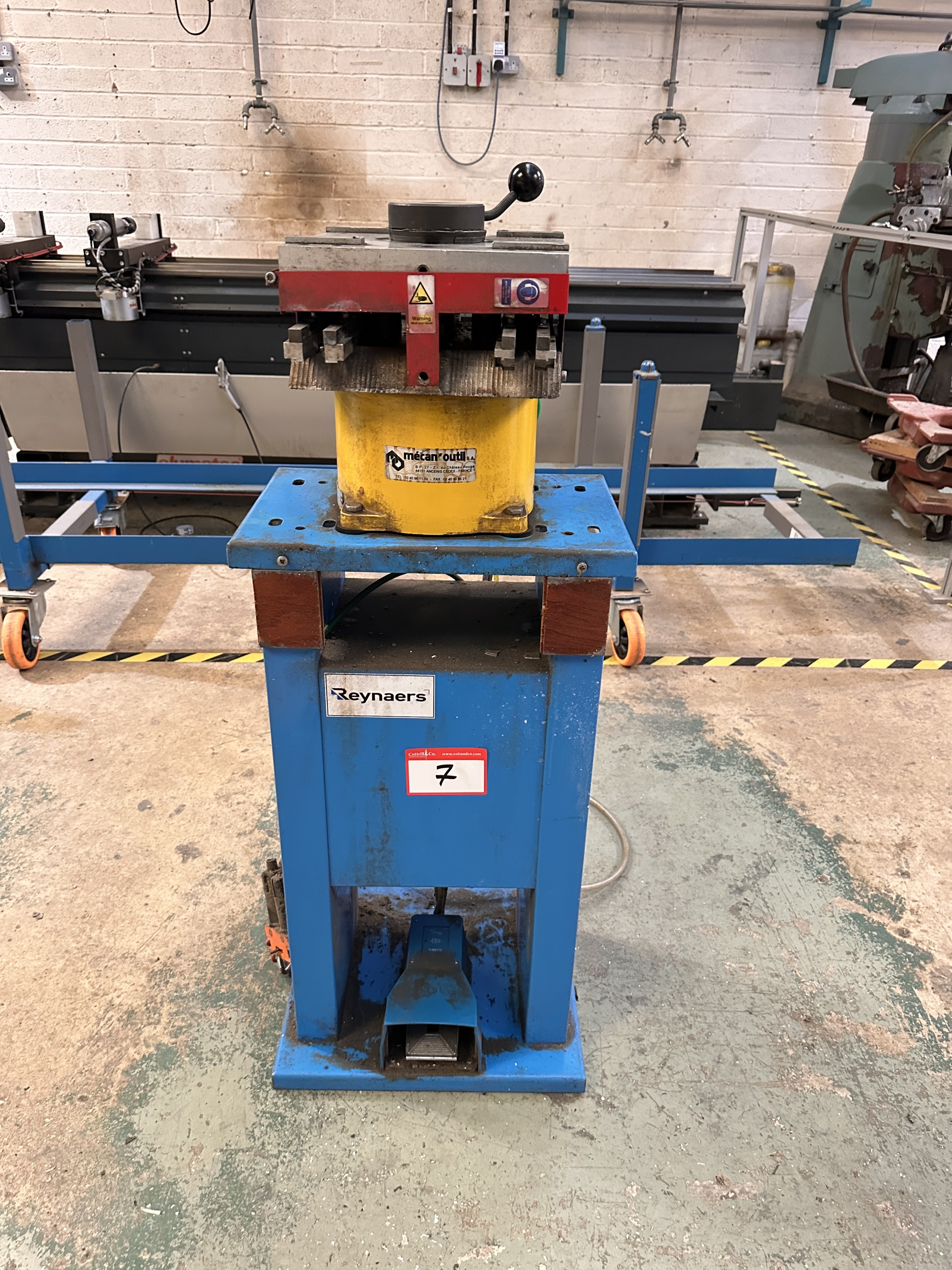 Reynaers Extrusion Clipping Press