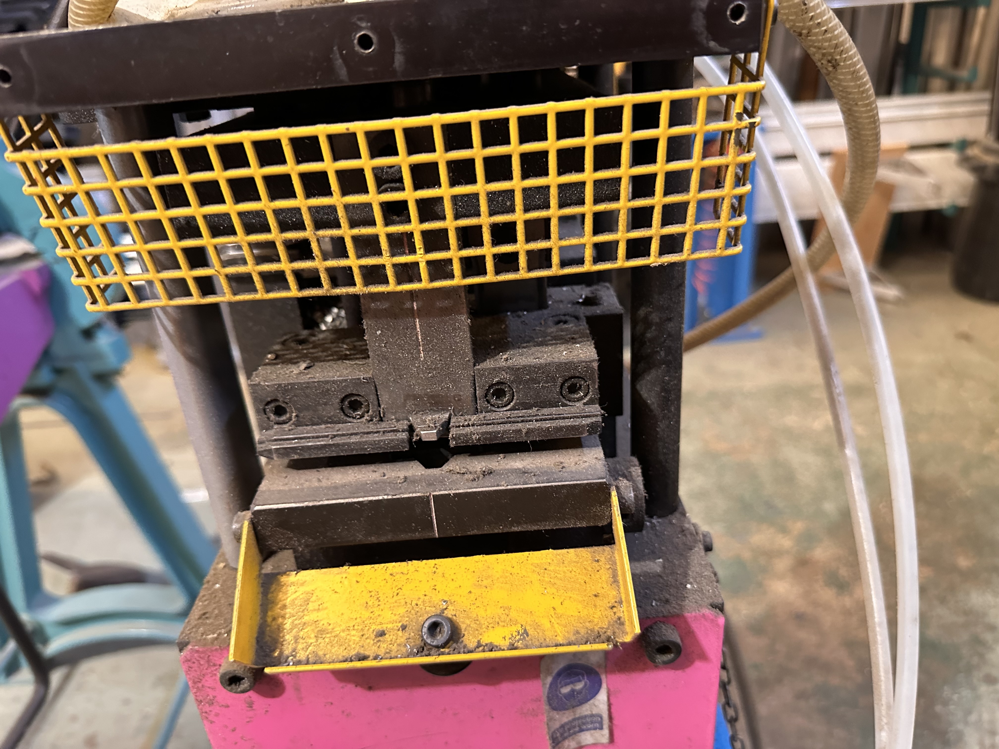 Reynaers Extrusion Clipping Press