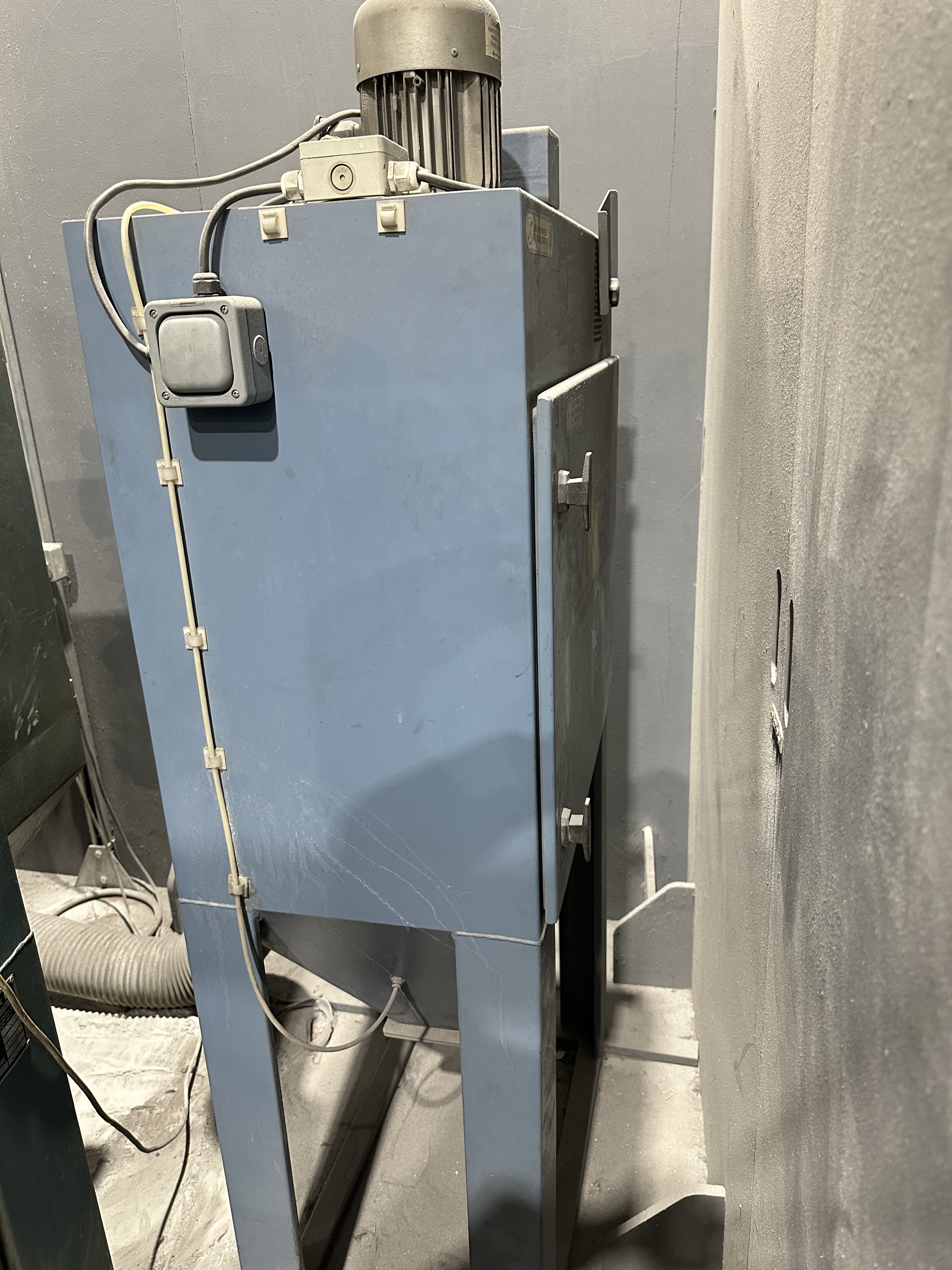 Vixen Surface Treatments Jetair VM42 Reach In Media Blast Cabinet  (2002)