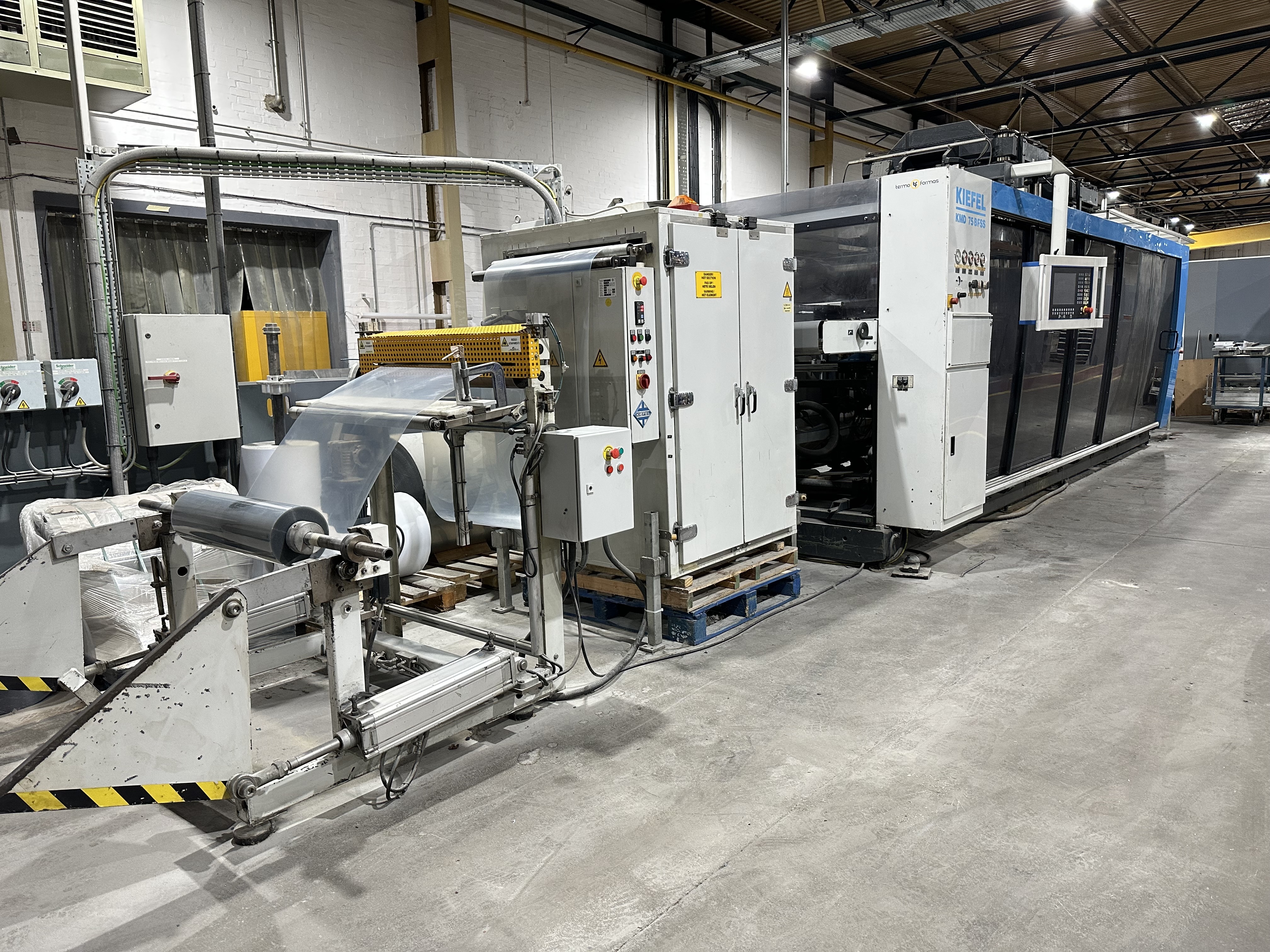 Kiefel KMD 75 BFSS Universal Automatic Roll-Fed Thermoforming Machine (2002)