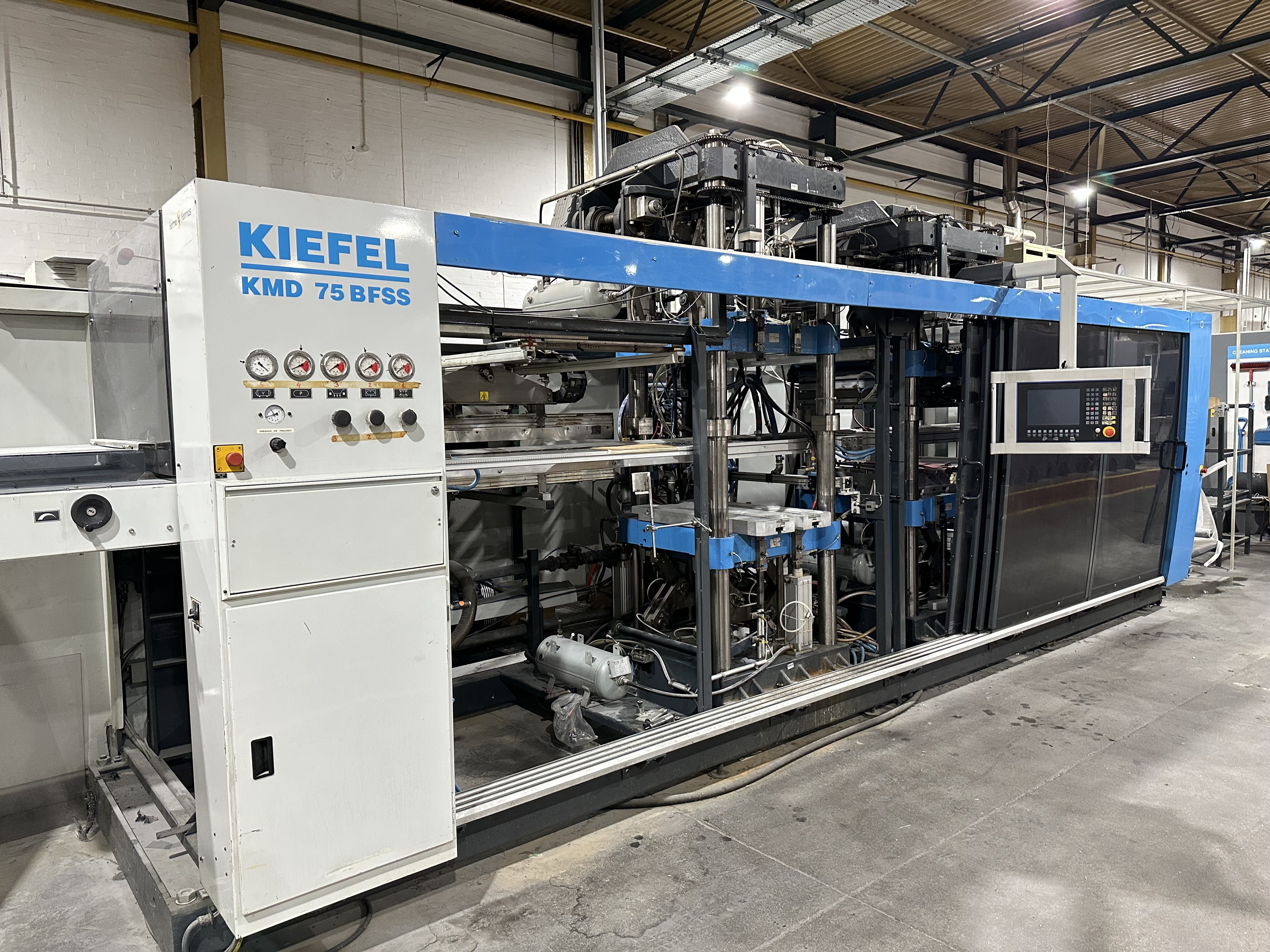 Kiefel KMD 75 BFSS Universal Automatic Roll-Fed Thermoforming Machine (2002)