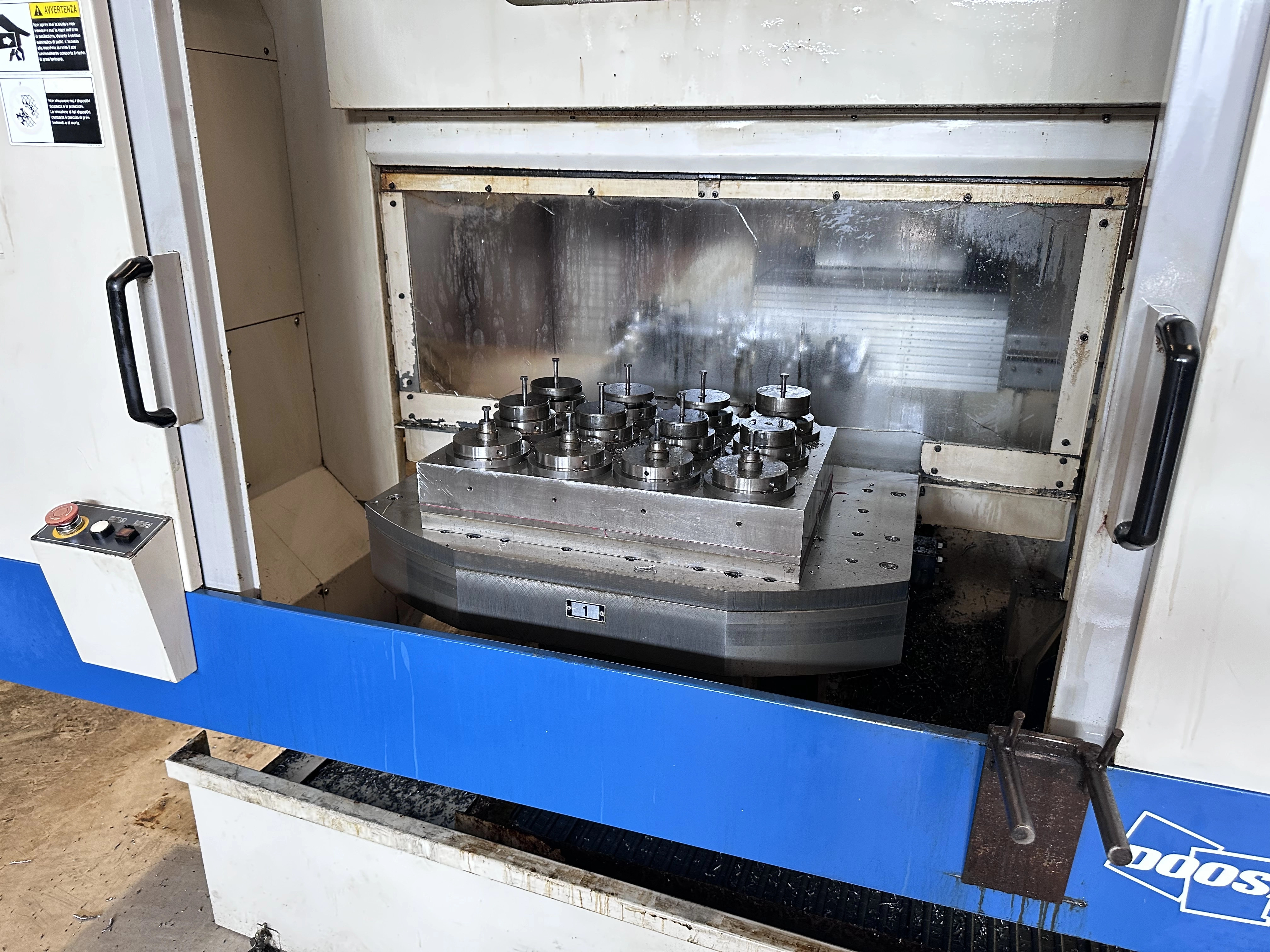 Doosan Daewoo Ace-VC500 Twin Pallet Horizontal Machining Centre with Fanuc Series 21i-MB CNC Control (2006)