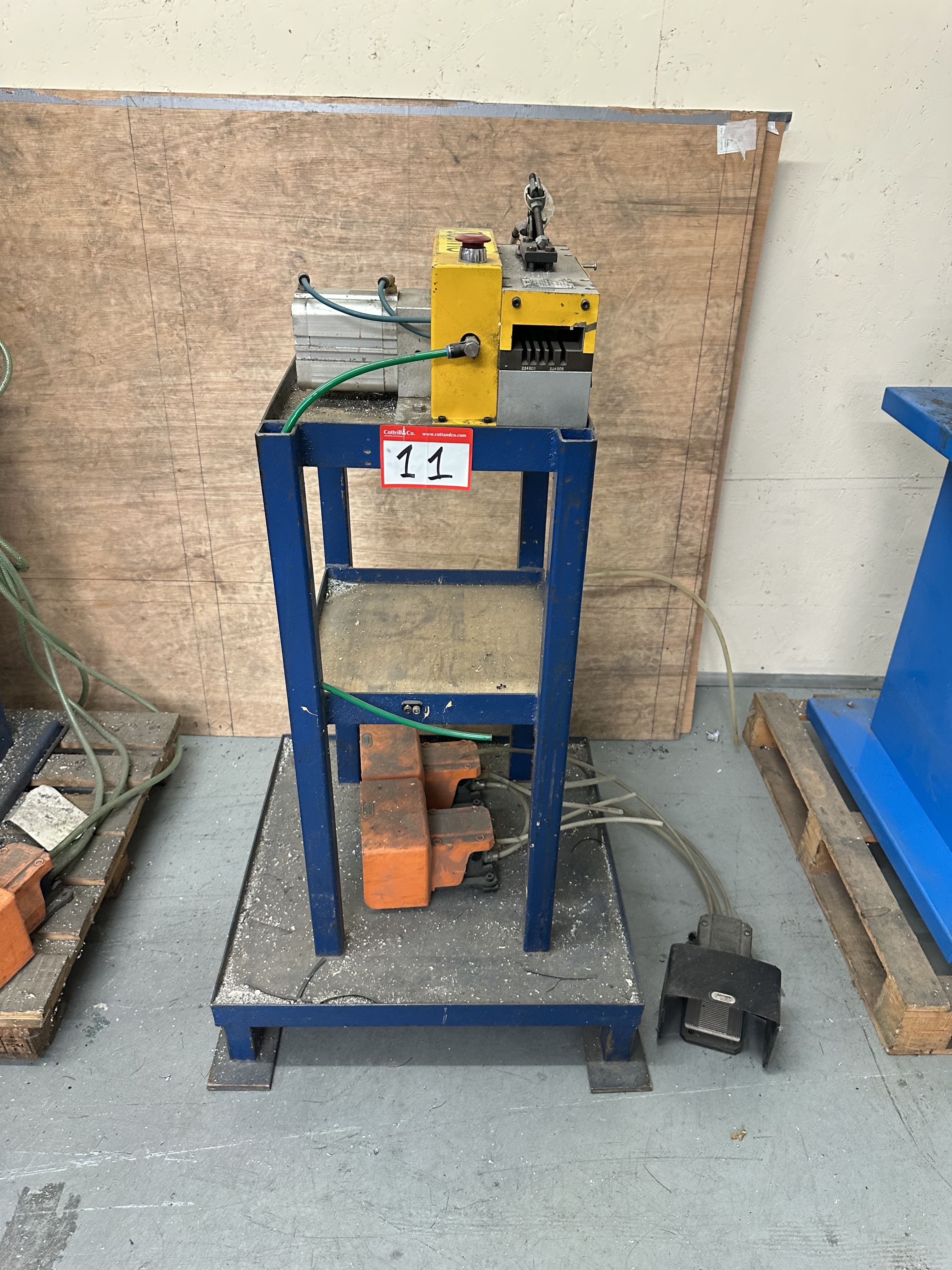 Schuco 299 908 Pneumatic Press. (2000)