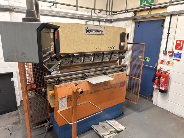 Hurco Megoform Hydraulic Press Brake with Autobend 7 Control