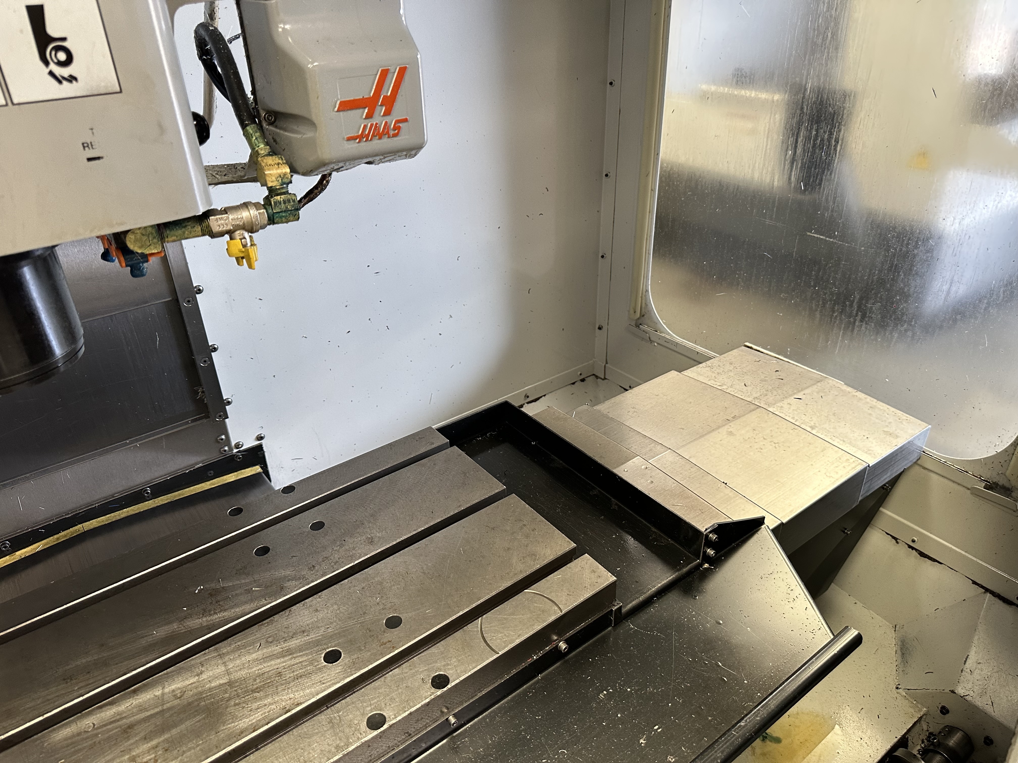Haas VF2DE Vertical Machining Centre with Haas CNC Control. (02/2006)