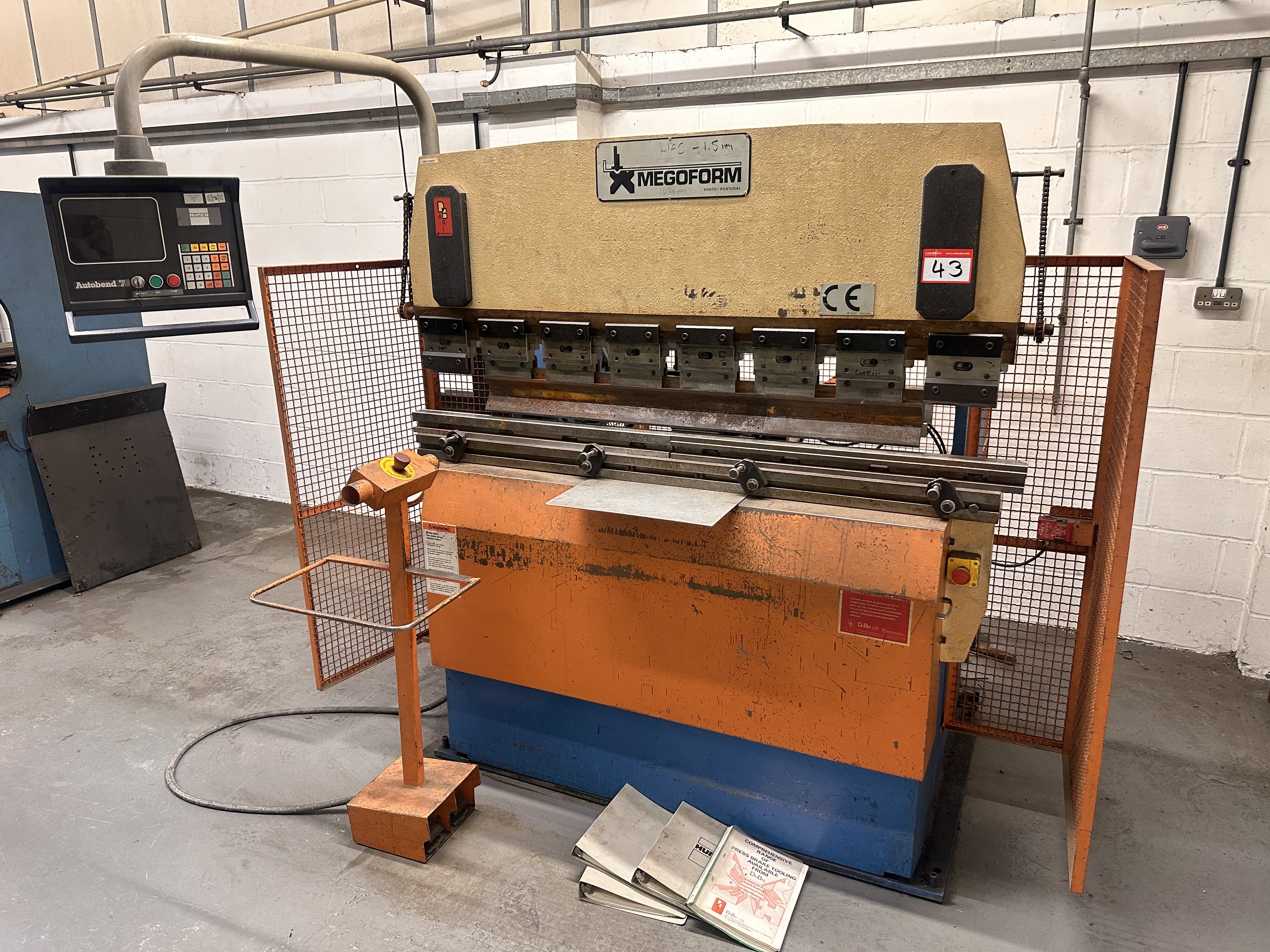 Hurco Megoform Hydraulic Press Brake with Autobend 7 Control