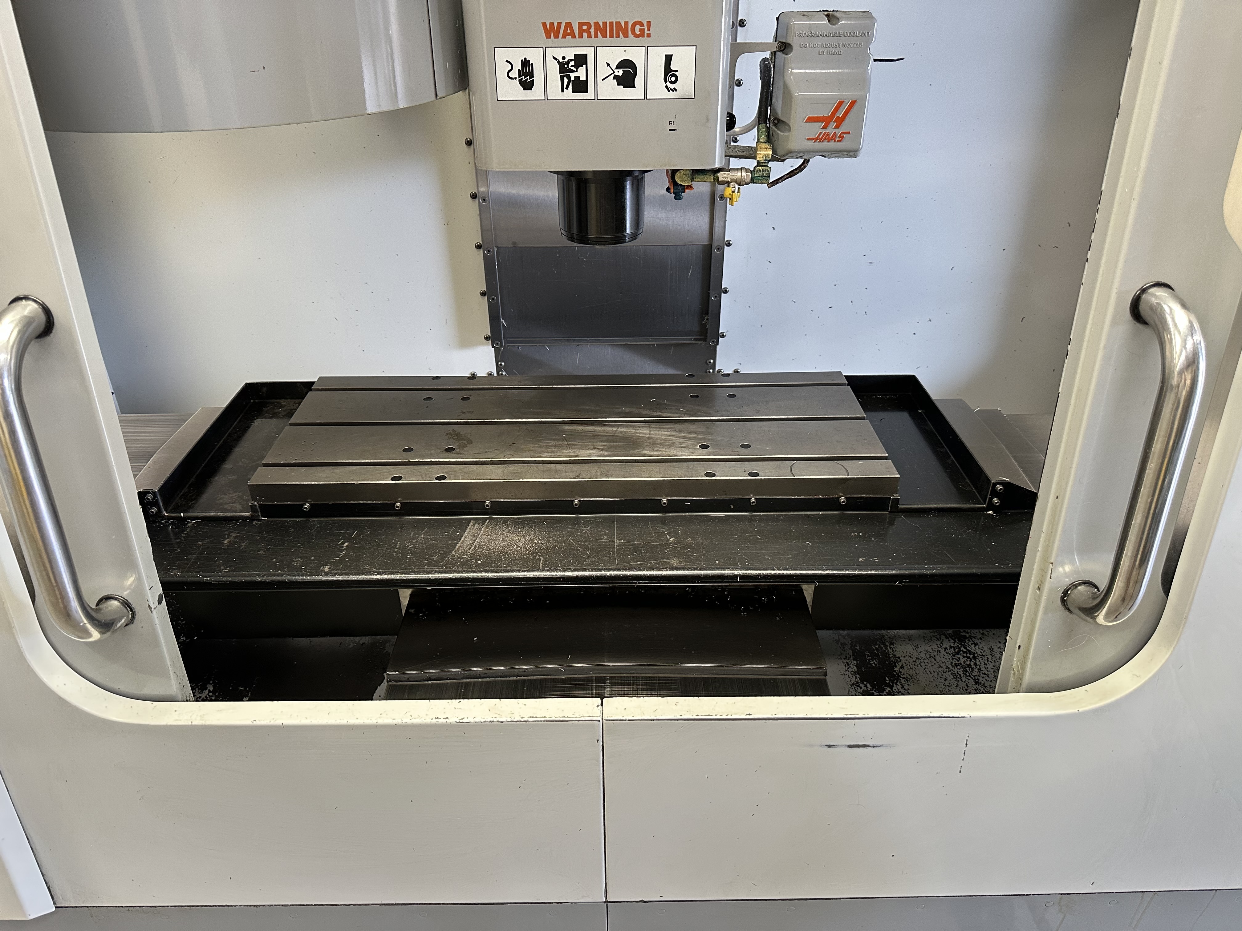 Haas VF2DE Vertical Machining Centre with Haas CNC Control. (02/2006)