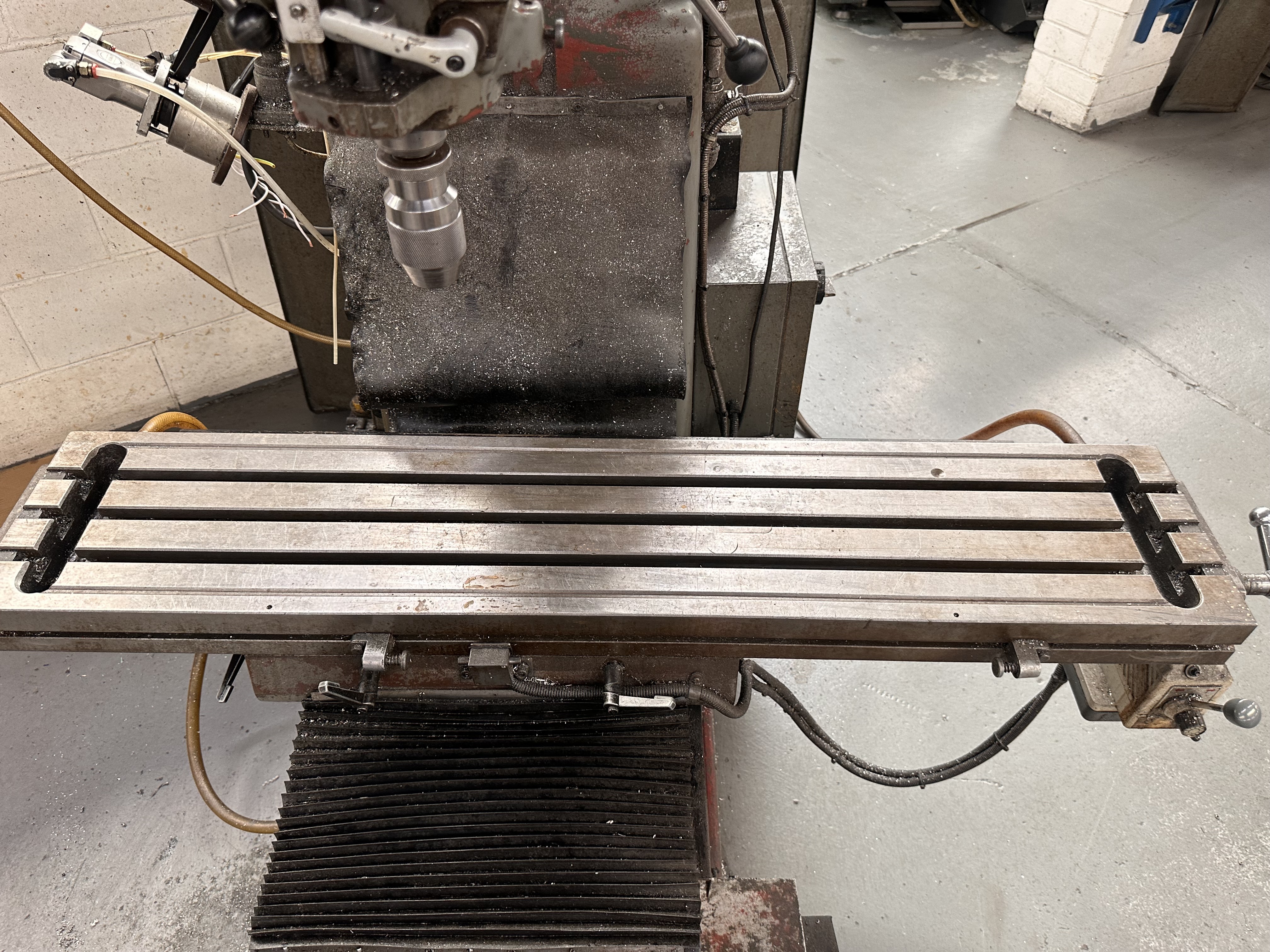 XYZ KRV2000 Turret Milling Machine with Acu-rite 2 Axis DRO (1997)