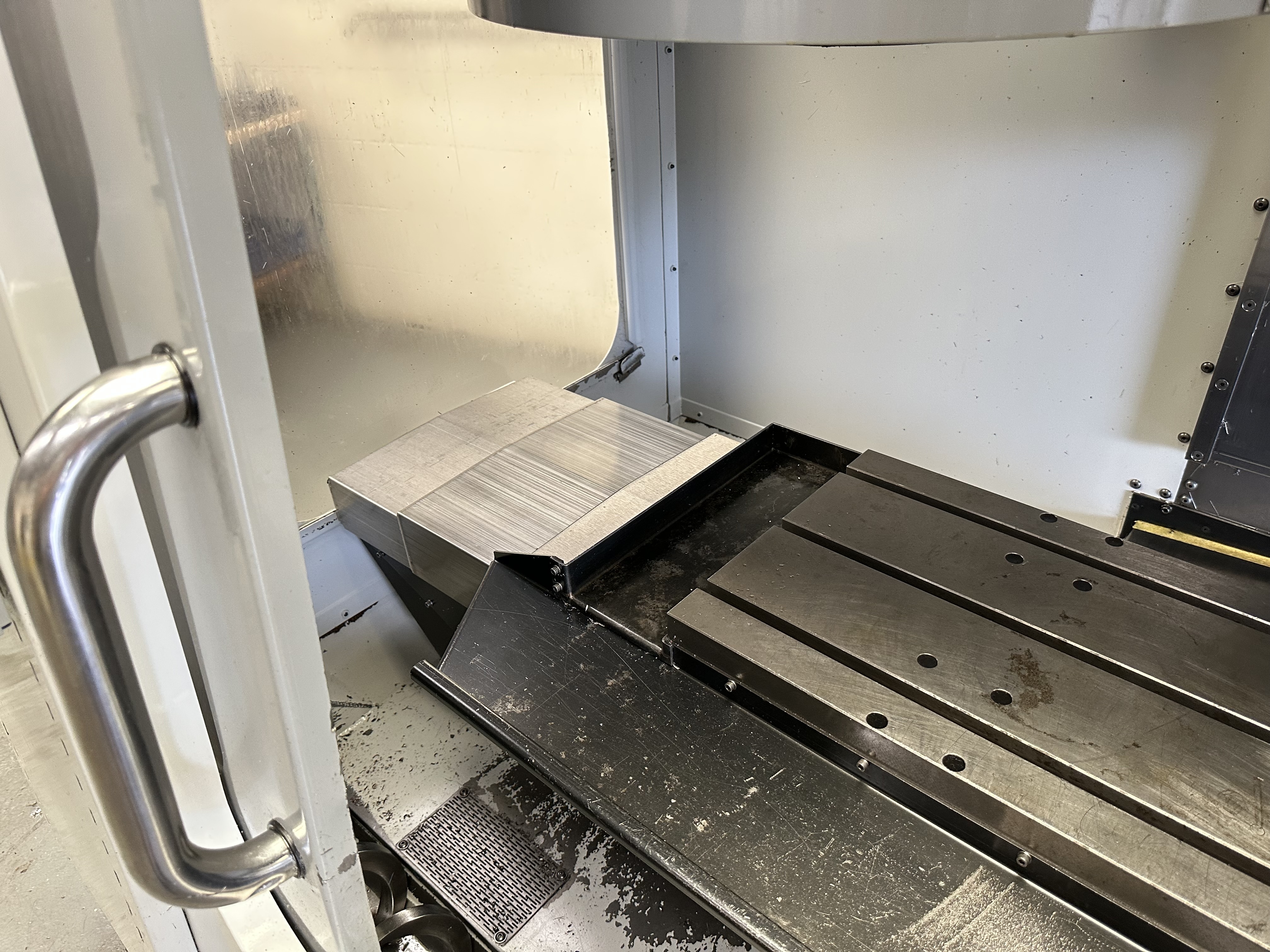 Haas VF2DE Vertical Machining Centre with Haas CNC Control. (02/2006)