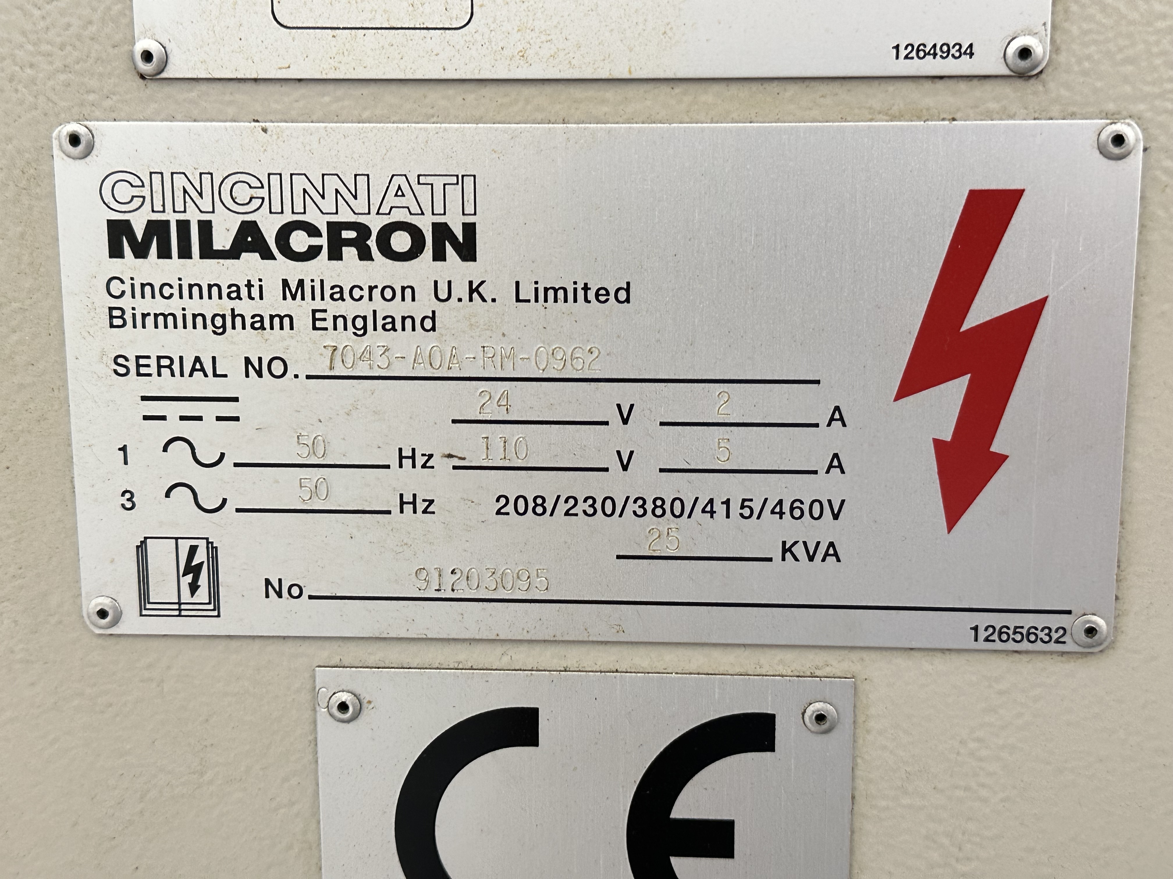 Cincinnati Milacron Arrow 750 CNC Vertical Milling Machine with Acramatic 2100 Control
