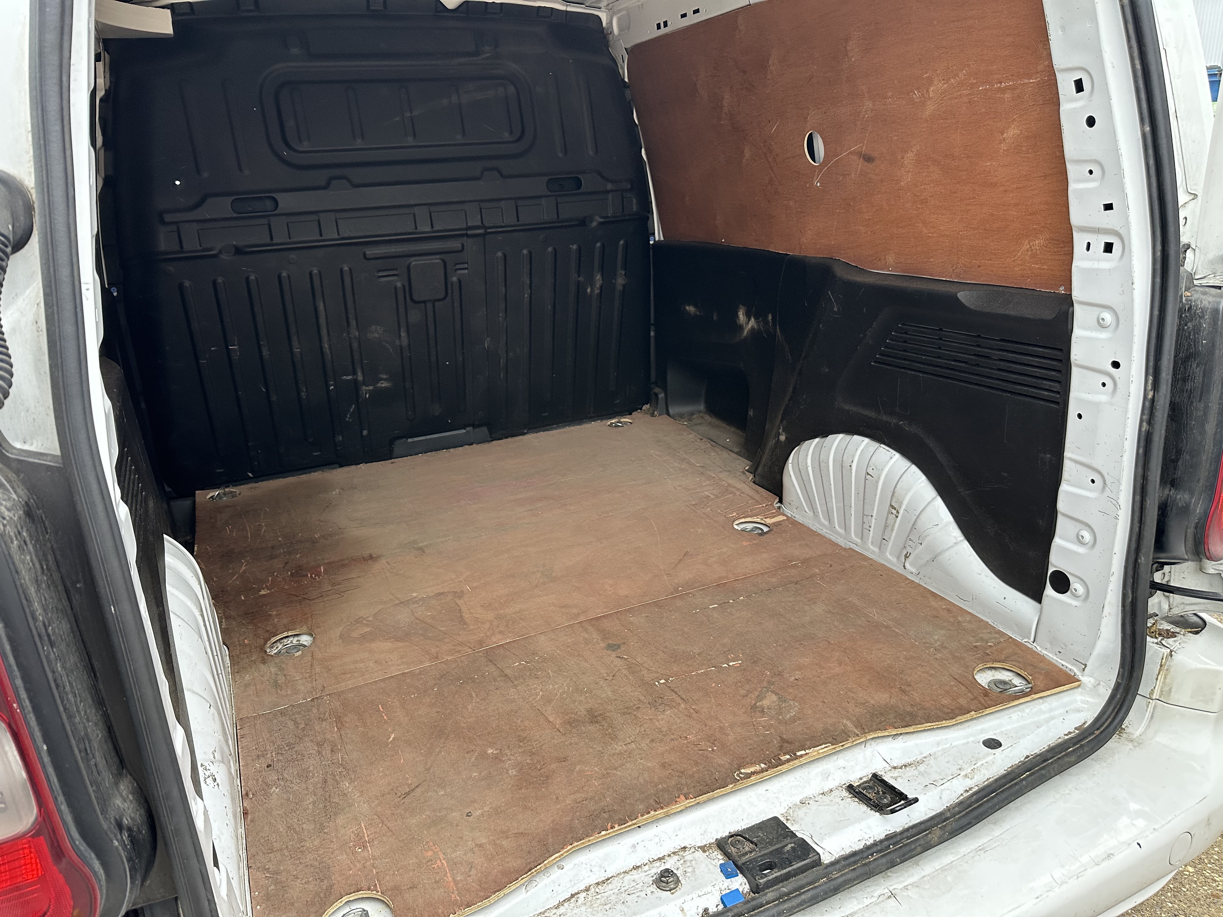 Vauxhall Combo 2300 Sportive S/S Panel Van Registration no: DL70 LCG