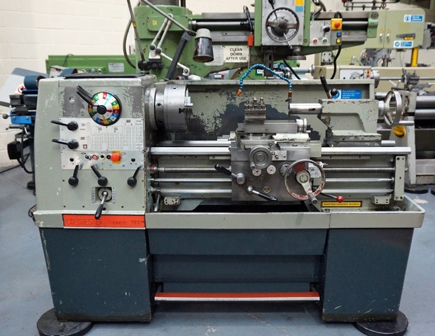 ColchesterTriumph 2000 Straight Bed Centre Lathe