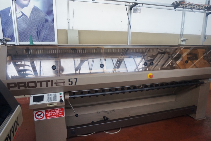 Protti Model RT 242 Flat Knitting Machine
