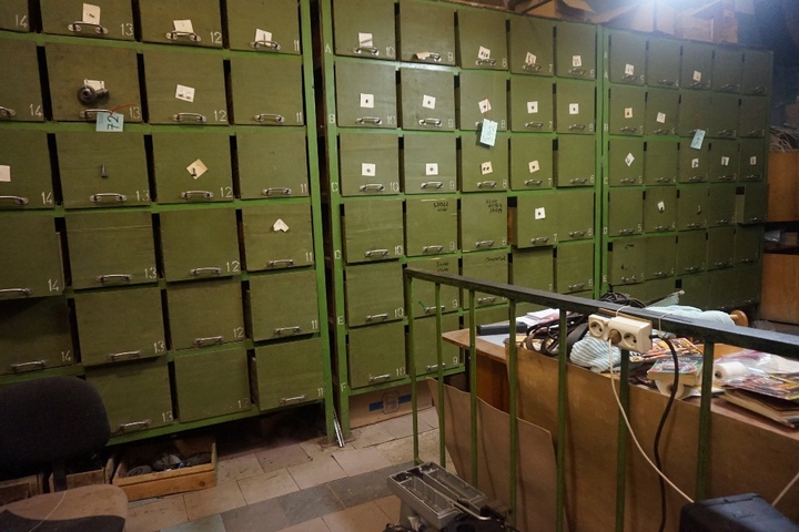 5-Racks Containing Spares for Bentley RTR8 Circular Knitting Machines