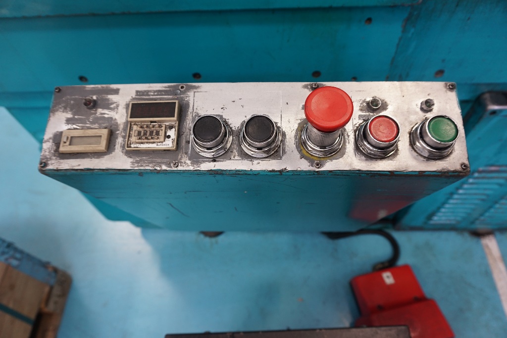 Doosan V420T Twin Spindle Vertical Lathe