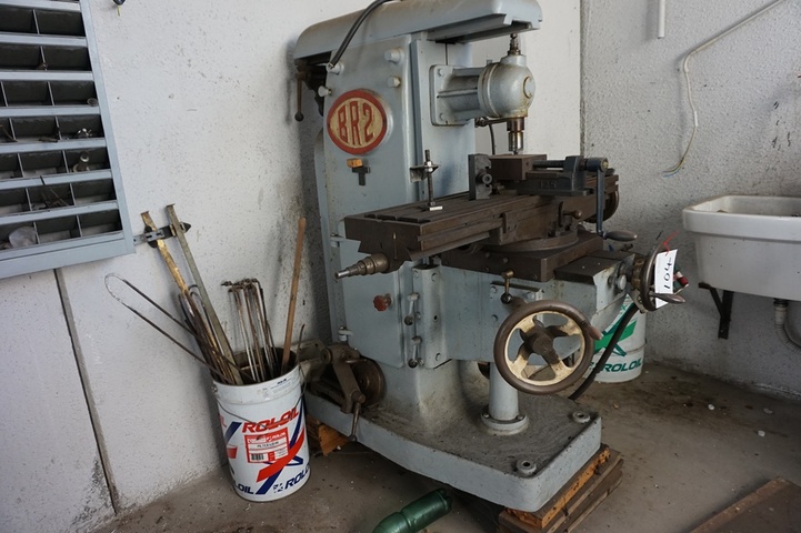 BR2 Universal Vertical Milling Machine with a 90cm x 20 cm T-slot bed and Machine Vice