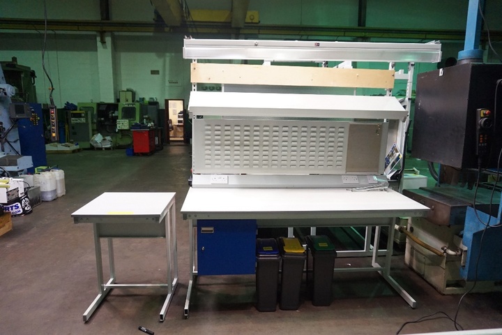 Work Bench with High Back and Lighting