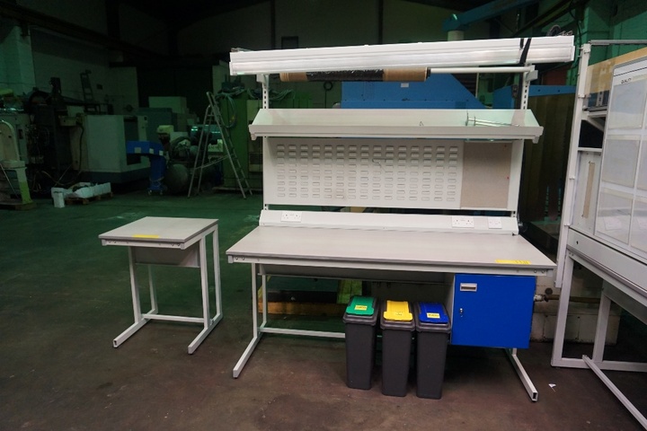 Work Bench with High Back and Lighting