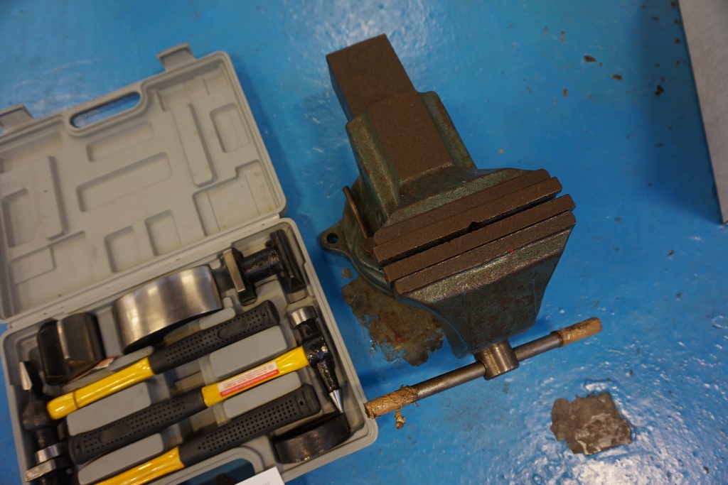Swivel Record Vice and Hammerset