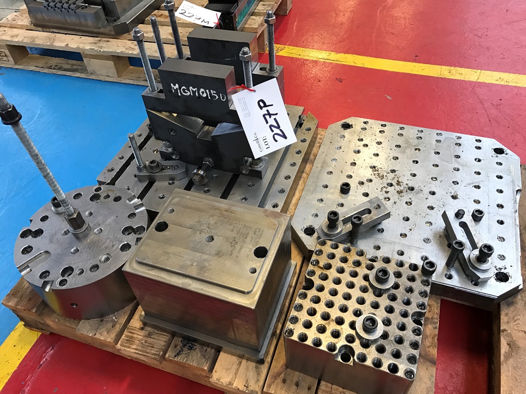 (1) Tee slotted plate 500mm x 500mm with Vee blocks, Fixture & Cubes