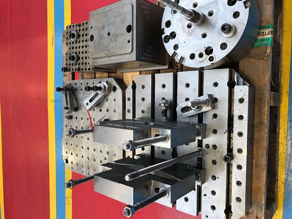(1) Tee slotted plate 500mm x 500mm with Vee blocks, Fixture & Cubes