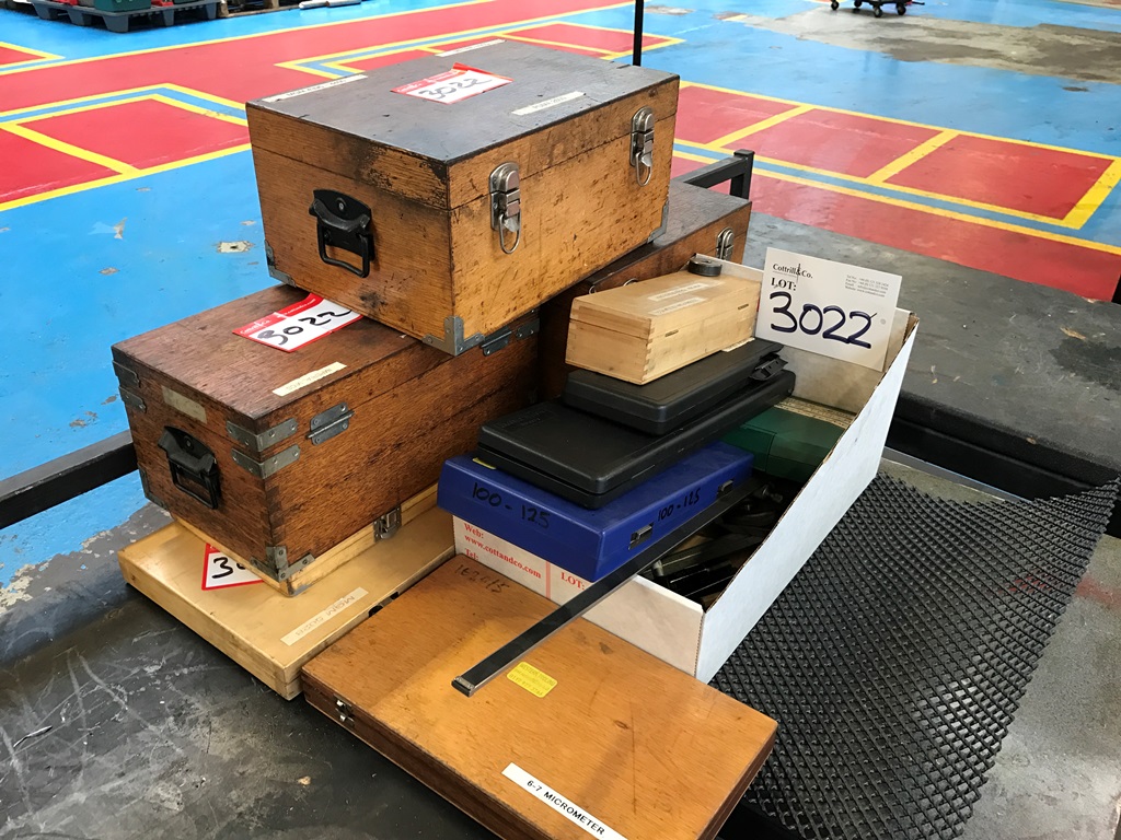 Quantity Digital verniers and various manual micrometers and bore gauges