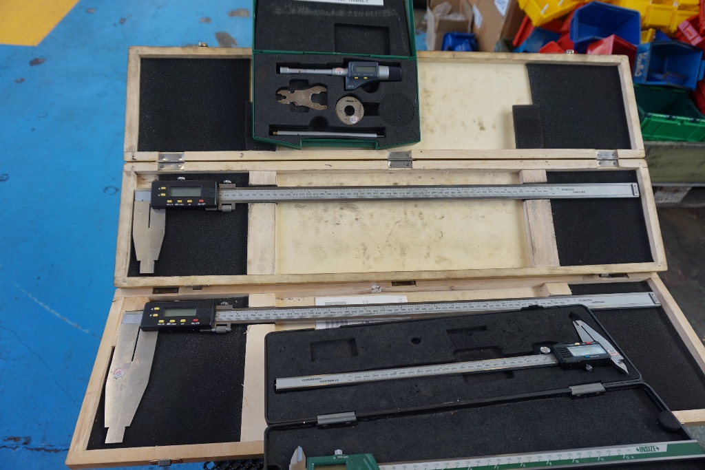Quantity Digital verniers and various manual micrometers and bore gauges
